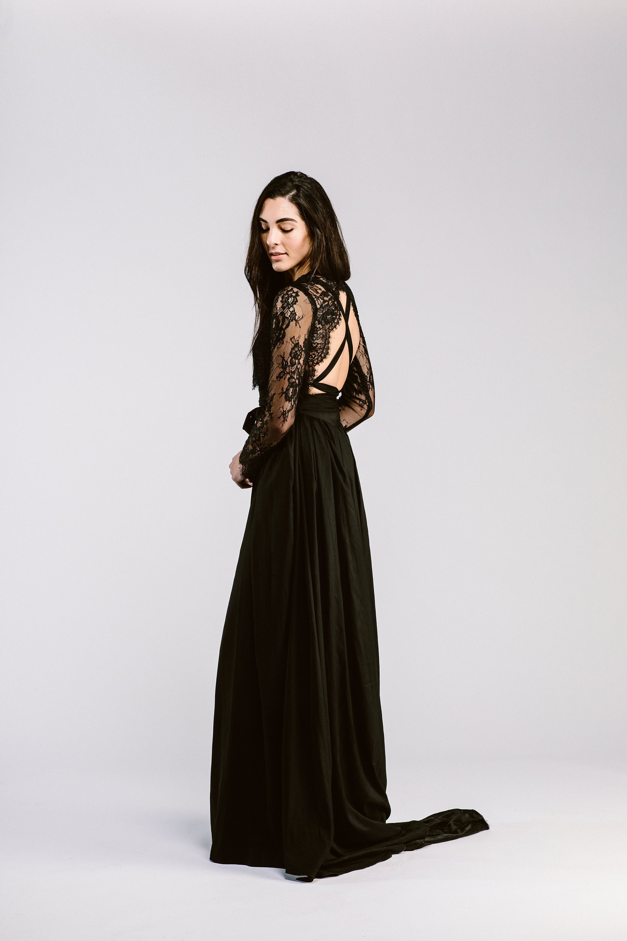 Hút mắt với mẫu váy cưới màu đen ĐẸP HUYỀN BÍ của Mai Wedding |  Thoitrangviet247