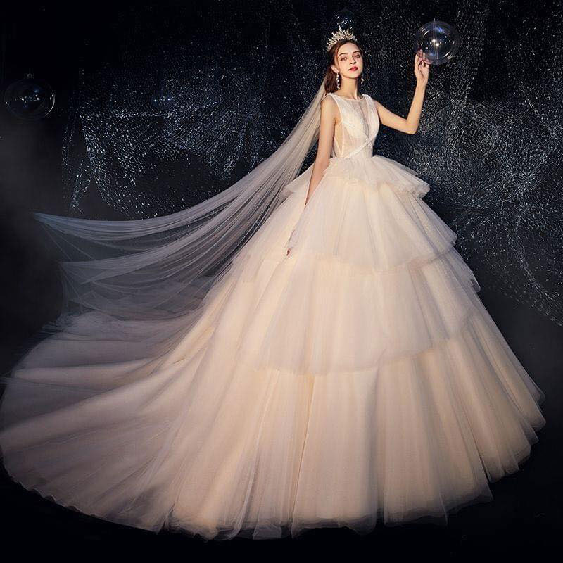 Á hậu Thúy Vân mặc váy cưới xinh đẹp như công chúa gây mê người nhìn